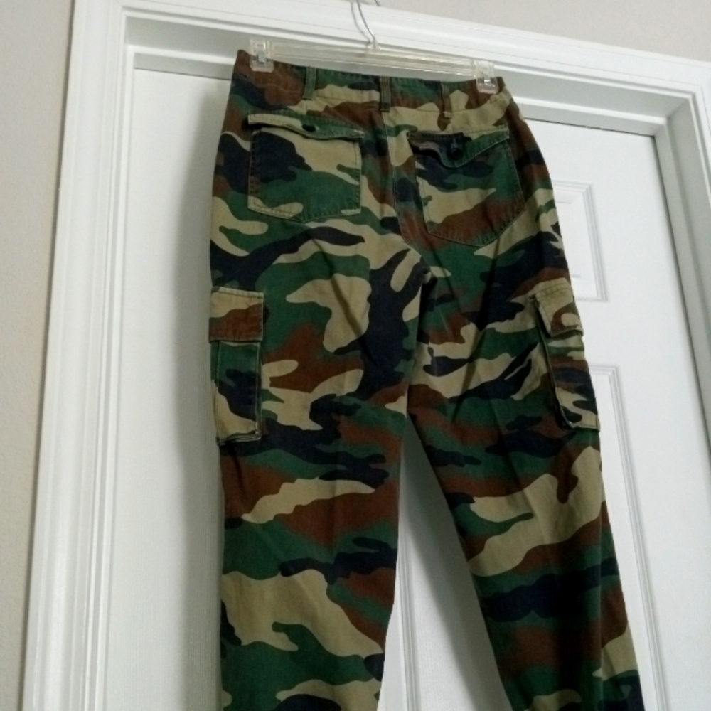 Trendy camouflage ladies pants size m. The brand is Forever 21.